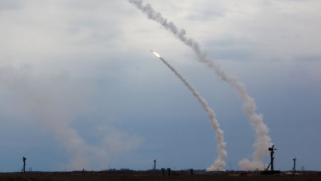 Запуск ракеты зенитно-ракетной системой 