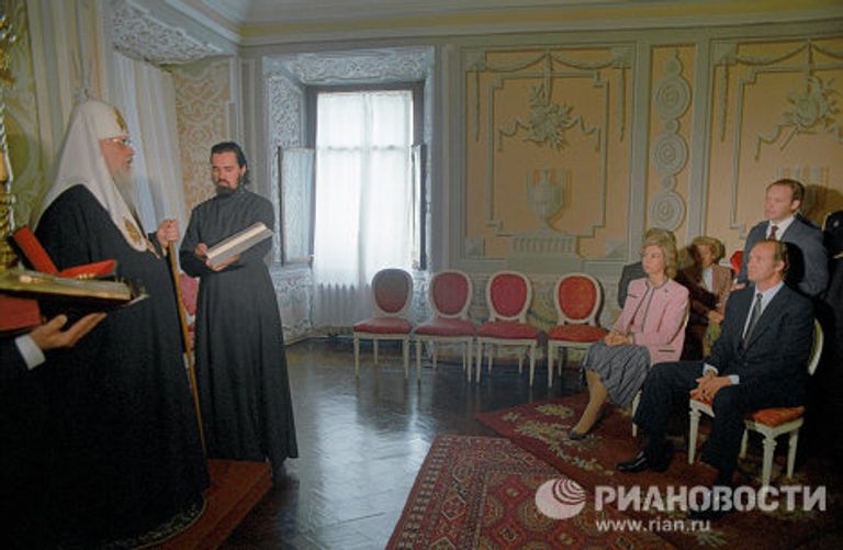 Король Испании Хуан Карлос I и королева София во время встречи с патриархом Московским и Всея Руси Пименом. Король Испании Хуан Карлос I и королева София во время встречи с патриархом Московским и Всея Руси Пименом.