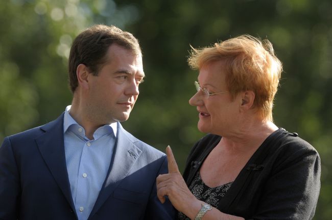 Дмитрий Медведев и Тарья Халонен в парке Култаранта