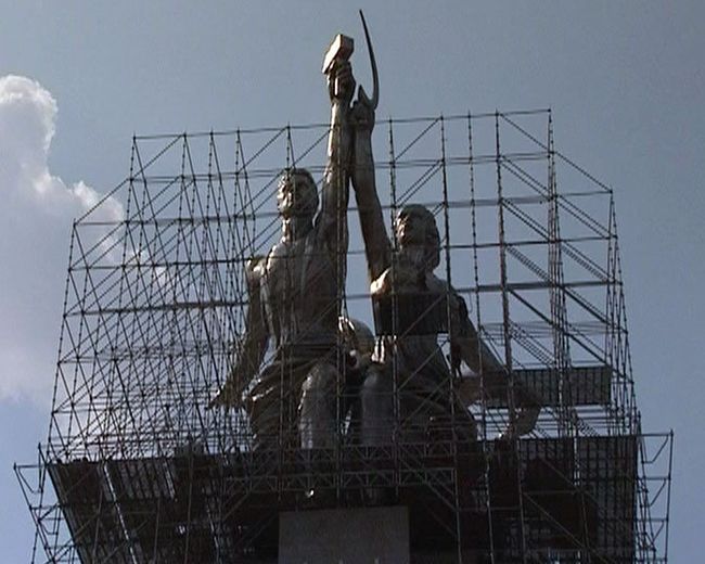 Рабочего и колхозницу спасают от ветра, дождя и пыли 