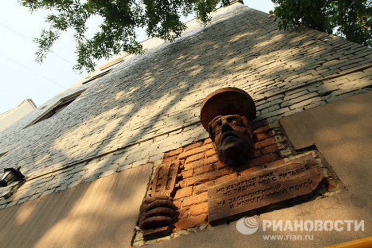 Большой Каретный пер, дом 15, мемориальная табличка на здании в котором с 1949-го по 1955-й жил Владимир Высоцкий Большой Каретный пер, дом 15, мемориальная табличка на здании в котором с 1949-го по 1955-й жил Владимир Высоцкий