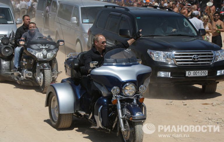 Владимир Путин и Ночные волки на байк-шоу Владимир Путин и Ночные волки на байк-шоу