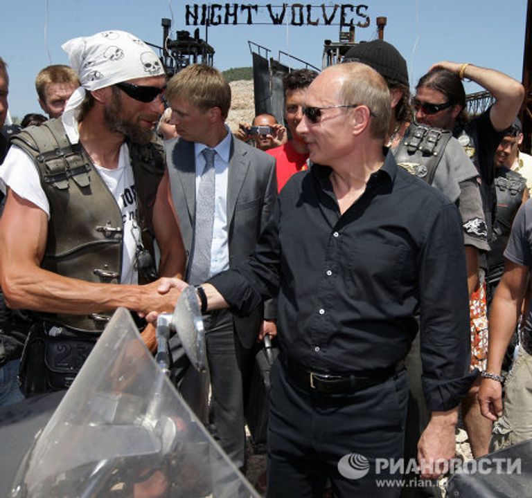 Владимир Путин и Ночные волки на байк-шоу Владимир Путин и Ночные волки на байк-шоу