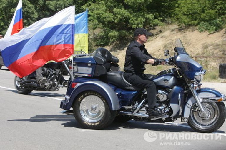 Владимир Путин и Ночные волки на байк-шоу Владимир Путин и Ночные волки на байк-шоу