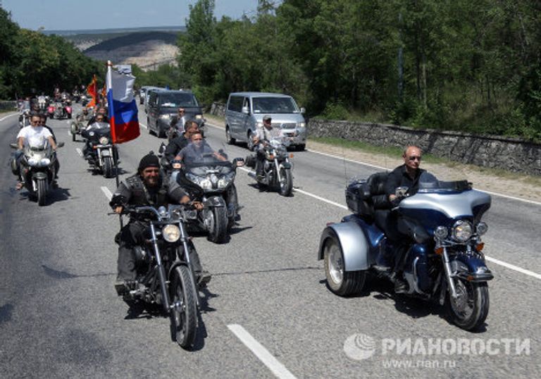 Владимир Путин и Ночные волки на байк-шоу Владимир Путин и Ночные волки на байк-шоу