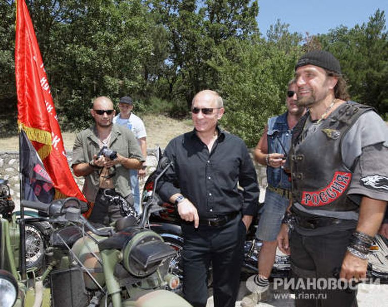 Владимир Путин и Ночные волки на байк-шоу Владимир Путин и Ночные волки на байк-шоу