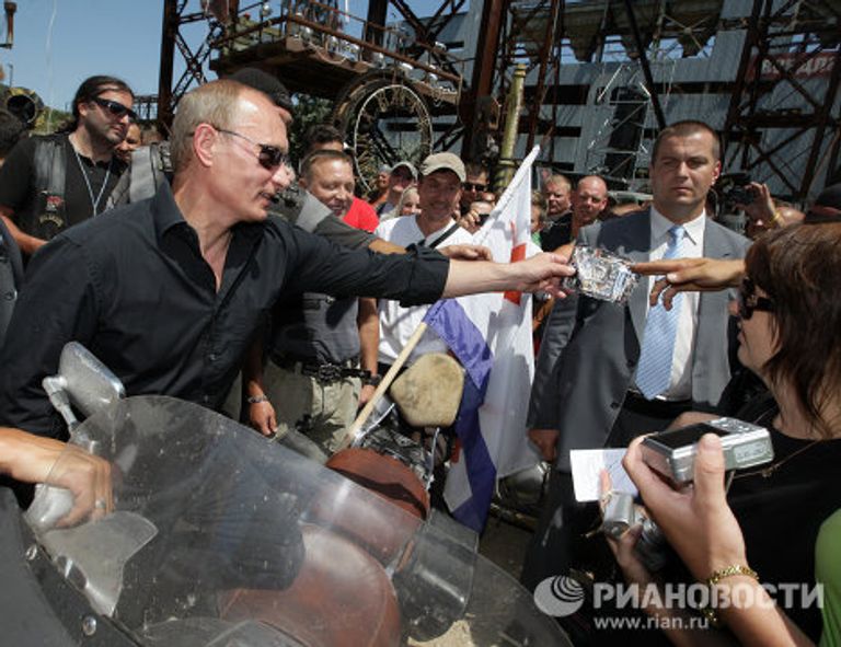 Владимир Путин и Ночные волки на байк-шоу Владимир Путин и Ночные волки на байк-шоу