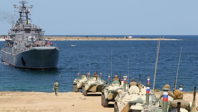 Погрузка морского десанта на десантный корабль Ямал в Севастополе. Архивное фото Погрузка морского десанта на десантный корабль Ямал в Севастополе. Архивное фото