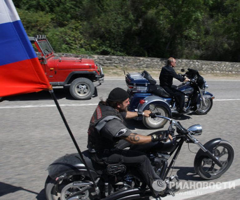 Владимир Путин и Ночные волки на байк-шоу Владимир Путин и Ночные волки на байк-шоу