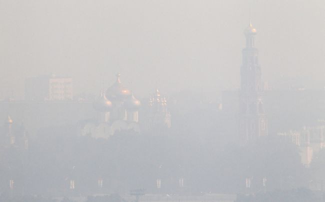 Дым от торфяных пожаров окутал практически всю Москву Дым от торфяных пожаров окутал практически всю Москву
