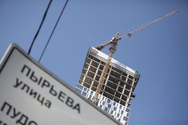 В Москве разбирают небоскреб на Мосфильмовской улице В Москве разбирают небоскреб на Мосфильмовской улице