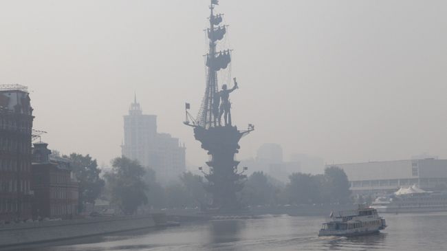 Дым от торфяных пожаров окутал практически всю Москву Дым от торфяных пожаров окутал практически всю Москву