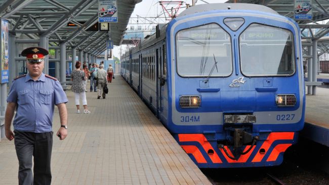 Электричка на вокзале. Архив