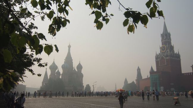 Вид на Красную площадь, окутанную пеленой дыма. Архив