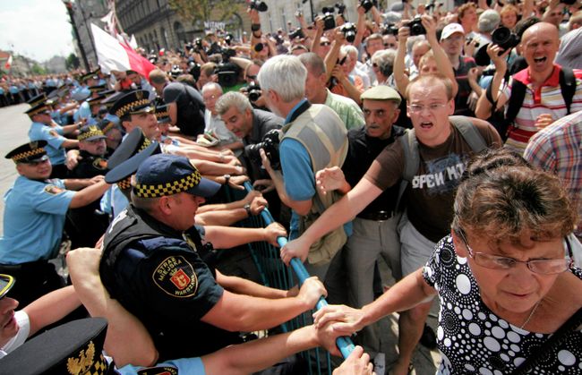 Сотни человек пришли к президентскому дворцу в Варшаве, протестуя против переноса памятного креста Сотни человек пришли к президентскому дворцу в Варшаве, протестуя против переноса памятного креста