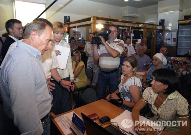 Премьер-министр РФ Владимир Путин встретился с пострадавшими от пожаров в Воронеже Премьер-министр РФ Владимир Путин встретился с пострадавшими от пожаров в Воронеже