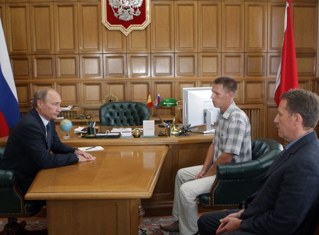 Премьер-министр РФ Владимир Путин встретился в Воронеже с сыном погибшего пожарного Премьер-министр РФ Владимир Путин встретился в Воронеже с сыном погибшего пожарного