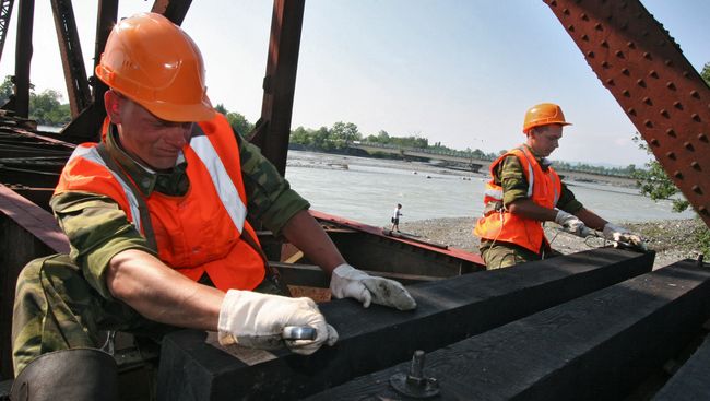 Восстановление участка железной дороги в Абхазии, архивное фото