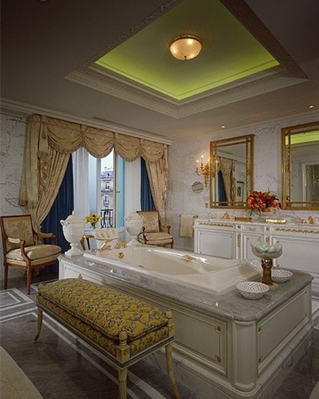 Ванная комната одного из номеров парижского отеля Four Seasons George V Ванная комната одного из номеров парижского отеля Four Seasons George V