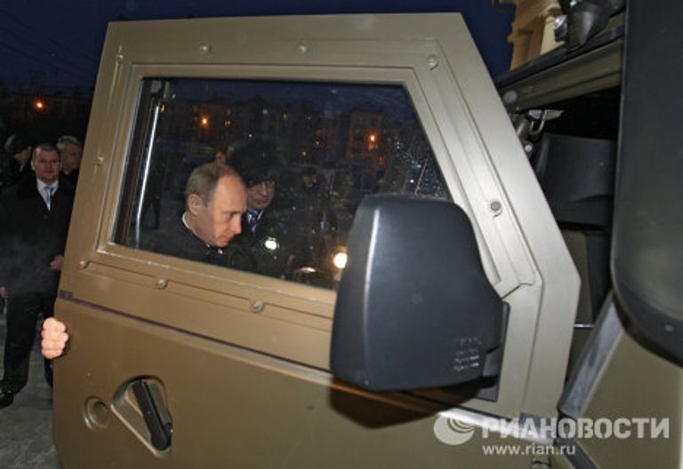 Премьер-министр РФ Владимир Путин осмотрел автомобиль специального назначения Тигр. Премьер-министр РФ Владимир Путин осмотрел автомобиль специального назначения Тигр.