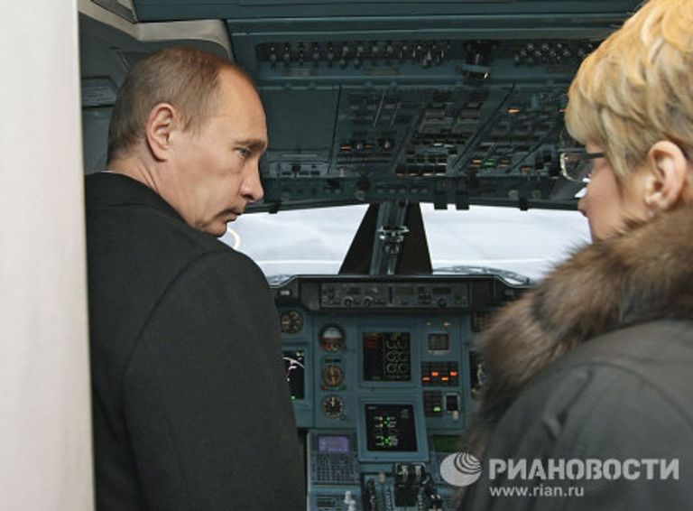 Премьер-министр РФ Владимир Путин осмотрел новый самолет Ту-214 Премьер-министр РФ Владимир Путин осмотрел новый самолет Ту-214