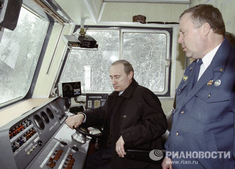 Путин в кабине машиниста электропоезда Путин в кабине машиниста электропоезда