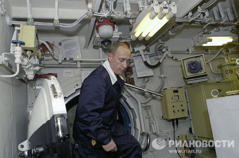 В.Путин на борту подводного крейсера Архангельск Северного флота В.Путин на борту подводного крейсера Архангельск Северного флота