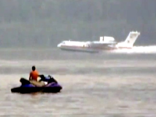 Бе-200 осуществляет забор воды в Волге Бе-200 осуществляет забор воды в Волге