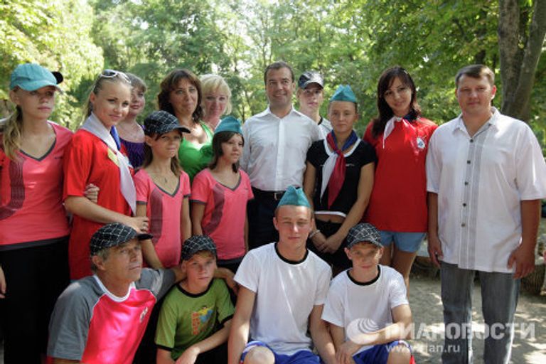 Президент РФ Д.Медведев посетил детский оздоровительный пансионат Красный десант Президент РФ Д.Медведев посетил детский оздоровительный пансионат Красный десант