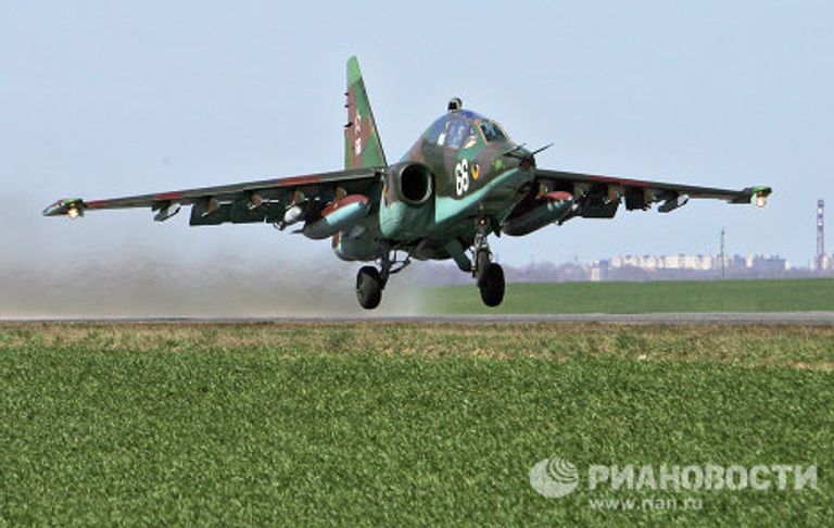Посадка Су-25 на атотрассу под Минском Посадка Су-25 на атотрассу под Минском