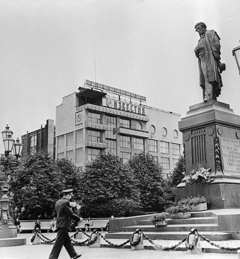 Летчик-космонавт СССР Герман Титов у памятника А.С. Пушкину Летчик-космонавт СССР Герман Титов у памятника А.С. Пушкину