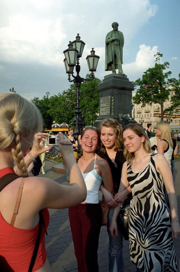 Фотографирование на фоне памятника А.С.Пушкину Фотографирование на фоне памятника А.С.Пушкину