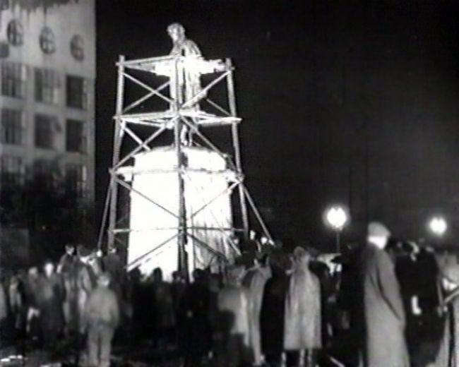 Памятник Пушкину перевозят через Тверскую улицу. 1950 год