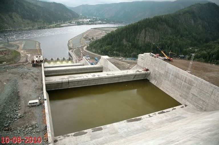 Бетонирование левого выходного портала началось на водосбросе СШГЭС Бетонирование левого выходного портала началось на водосбросе СШГЭС