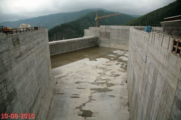 Бетонирование левого выходного портала началось на водосбросе СШГЭС Бетонирование левого выходного портала началось на водосбросе СШГЭС