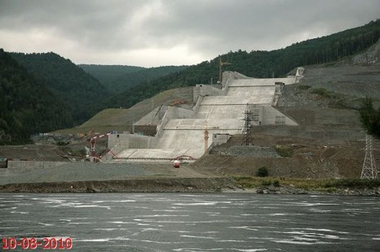 Бетонирование левого выходного портала началось на водосбросе СШГЭС Бетонирование левого выходного портала началось на водосбросе СШГЭС