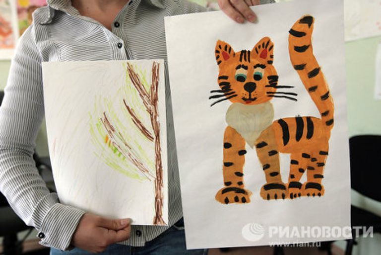 Рисунки, которые рисовали дети погибших при аварии на СШГЭС в первые месяцы после аварии (слева) и через полгода, после проведения занятий с психологом (справа) Рисунки, которые рисовали дети погибших при аварии на СШГЭС в первые месяцы после аварии (слева) и через полгода, после проведения занятий с психологом (справа)