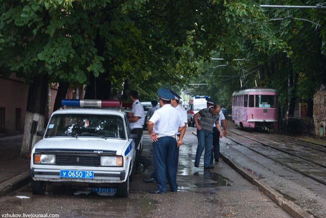 В Пятигорске взорвали машину рядом с кафе В Пятигорске взорвали машину рядом с кафе