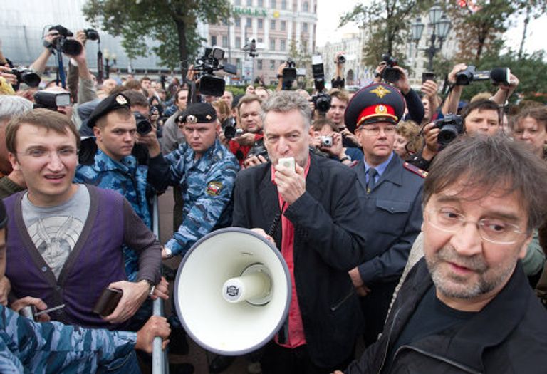 Акция в защиту Химкинского леса на Пушкинской площади в Москве Акция в защиту Химкинского леса на Пушкинской площади в Москве