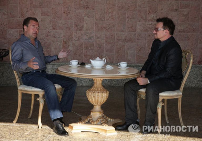 Президент РФ Д.Медведев и солист группы U2 Боно на встрече в Сочи Президент РФ Д.Медведев и солист группы U2 Боно на встрече в Сочи