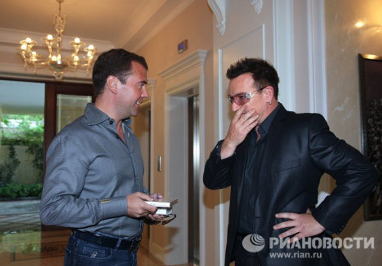 Президент РФ Д.Медведев и солист группы U2 Боно на встрече в Сочи Президент РФ Д.Медведев и солист группы U2 Боно на встрече в Сочи
