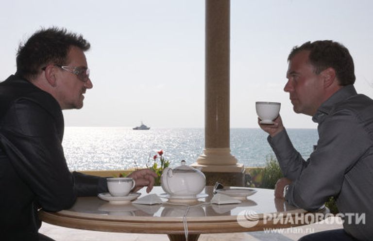 Президент РФ Д.Медведев и солист группы U2 Боно на встрече в Сочи Президент РФ Д.Медведев и солист группы U2 Боно на встрече в Сочи