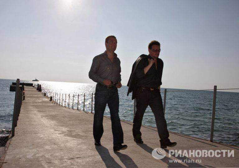 Президент РФ Д.Медведев и солист группы U2 Боно на встрече в Сочи Президент РФ Д.Медведев и солист группы U2 Боно на встрече в Сочи