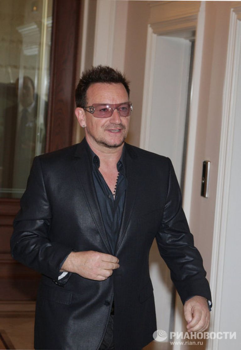 Президент РФ Д.Медведев и солист группы U2 Боно на встрече в Сочи Президент РФ Д.Медведев и солист группы U2 Боно на встрече в Сочи
