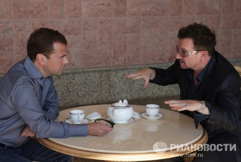 Президент РФ Д.Медведев и солист группы U2 Боно на встрече в Сочи Президент РФ Д.Медведев и солист группы U2 Боно на встрече в Сочи