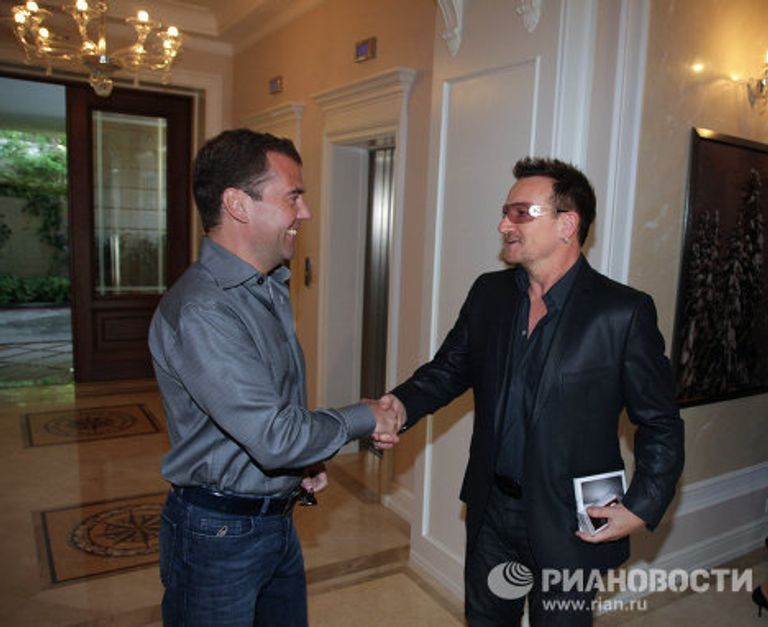 Президент РФ Д.Медведев и солист группы U2 Боно на встрече в Сочи Президент РФ Д.Медведев и солист группы U2 Боно на встрече в Сочи