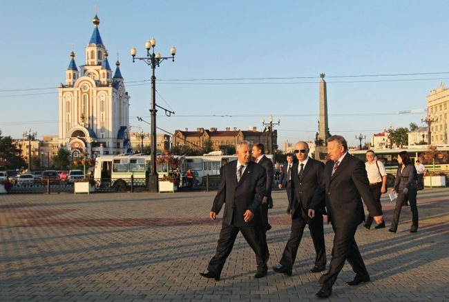Премьер-министр РФ Владимир Путин во время прогулки по набережной Хабаровска Премьер-министр РФ Владимир Путин во время прогулки по набережной Хабаровска
