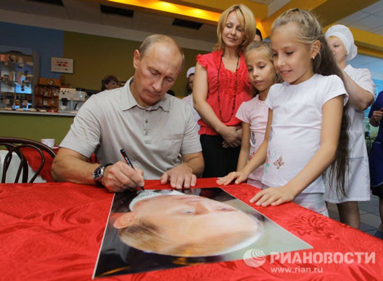 Премьер-министр РФ Владимир Путин отправился в поездку по новой трассе Чита – Хабаровск на машине Лада Калина