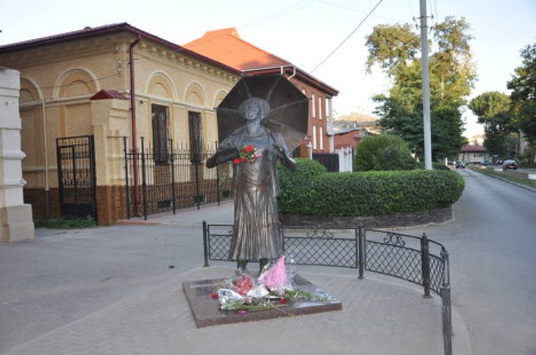 Памятник Фаине Раневской в Таганроге Памятник Фаине Раневской в Таганроге