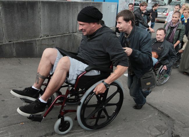 Участники акции, посвященной проблемам людей с ограниченными возможностями. Архив Участники акции, посвященной проблемам людей с ограниченными возможностями. Архив